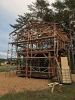 Aufbau von Holzhäusern für eine Outdoor-Messe